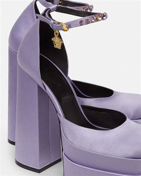 tacchi di versace|Versace: le platform Medusa Aevitas sono già sold out .